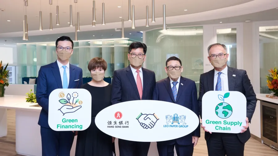 Donald Lam, Head of Commercial Banking of Hang Seng Bank (middle); Samuel Leung, Group Chairman of Leo Paper Group (second right); Jenny Yuen, Head of Global Trade and Receivables Finance of Hang Seng Bank (second left); Angus Wong, Head of Corporate Banking of Hang Seng Bank (first left) and King Lai, Group CFO of Leo Paper Group (first right).