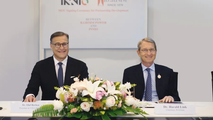 Dr. Olaf Berlien, President & CEO of INNIO (Left), and Harald Link President, Chairman and owner of B.Grimm (Right). Photo from INNIO.