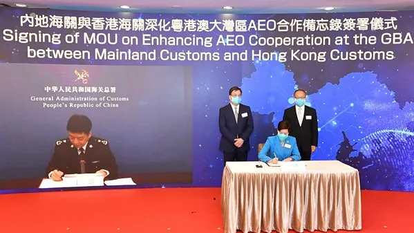 Trade facilitation: Witnessed by Secretary for Commerce & Economic Development Algernon Yau (second left), Commissioner of Customs & Excise Louise Ho (second right) and Director General of the Department of Enterprise Management & Audited-based Control of Mainland Customs Wang Sheng (first left) sign the memorandum on enhancing Authorized Economic Operator co-operation in the Guangdong-Hong Kong-Macao Greater Bay Area between Hong Kong Customs and the Mainland Customs. /newsHK