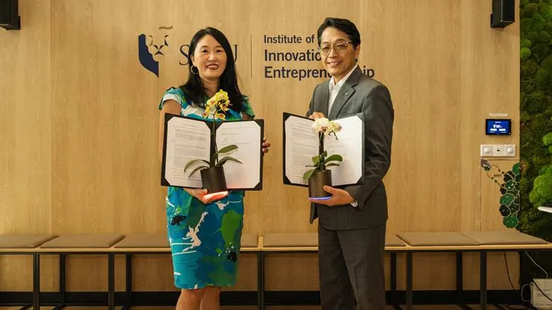 Photo from SMU and Kajima (From left to right: SMU Prof Lim Sun Sun, Vice President of Partnerships & Engagement and Mr. Keisuke Koshijima, Managing Director of Kajima