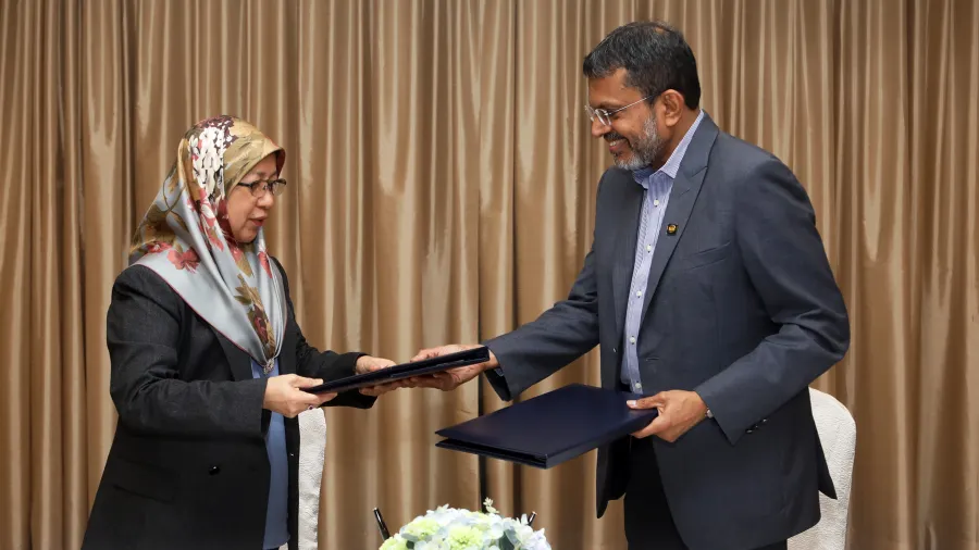 Rokiah Badar, Managing Director, BDCB and Ravi Menon, Managing Director, MAS at the signing ceremony