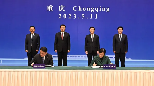 Chief Executive John Lee (back row, second right) and Mainland officials witness the signing of the “Hong Kong/Chongqing Co-operation Conference Mechanism” and the “Co-operation Memorandum of the High-Level Meeting & First Plenary Session of the Hong Kong/Chongqing Co-operation Conference”. (Photo from news.gov.hk)