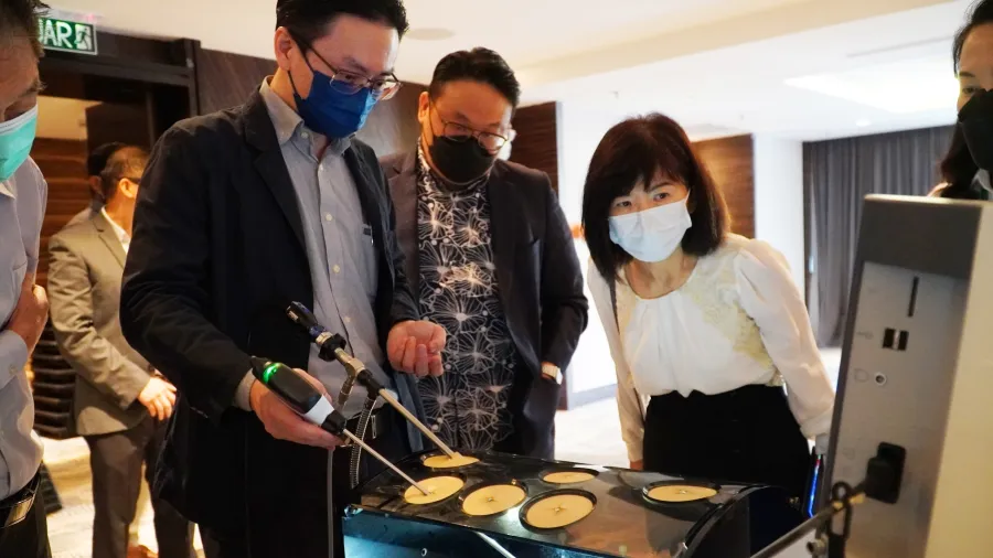 Dr Lim performing a demonstration during a Minimally Invasive Surgery Workshop.