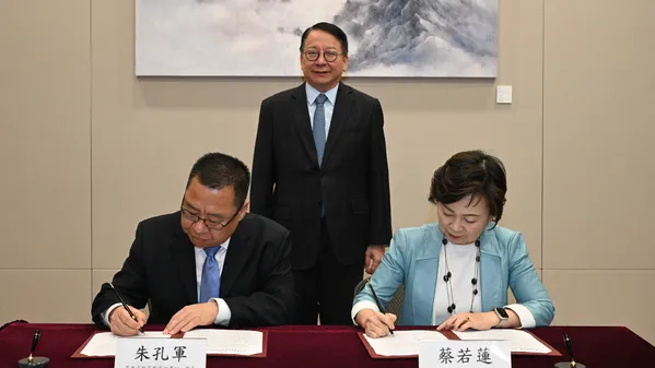 Chief Secretary Chan Kwok-ki (back row) witnesses the signing of the Framework Agreement on Strengthening Education Exchange & Co-operation between Guangdong & Hong Kong. (Photo from news.gov.hk)