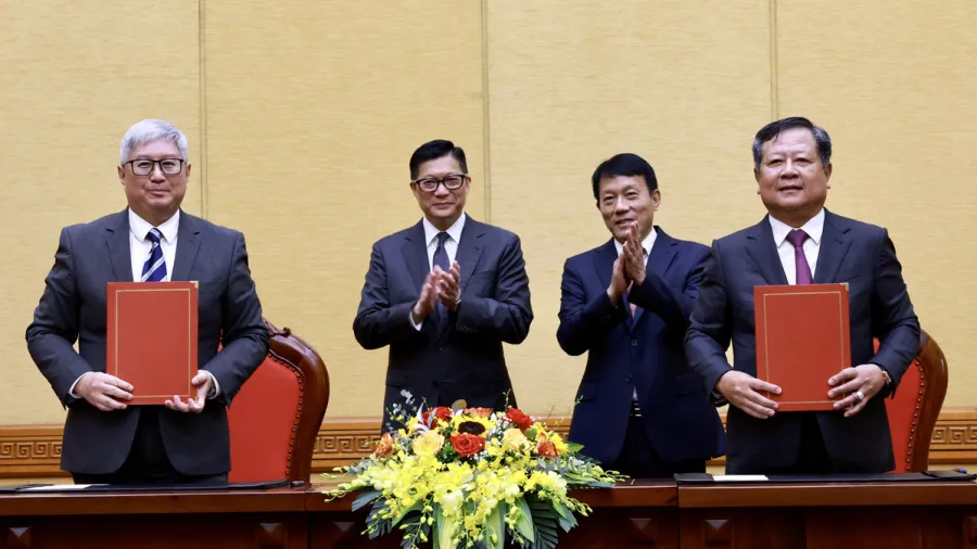 Secretary for Security Tang Ping-keung (back row, first left) and Vietnam’s Deputy Minister of Public Security Luong Tam Quang (back row, first right) witness the signing of a memorandum of understanding on enhancing co-operation regarding immigration matters between the two places. (Photo from news.gov.hk)