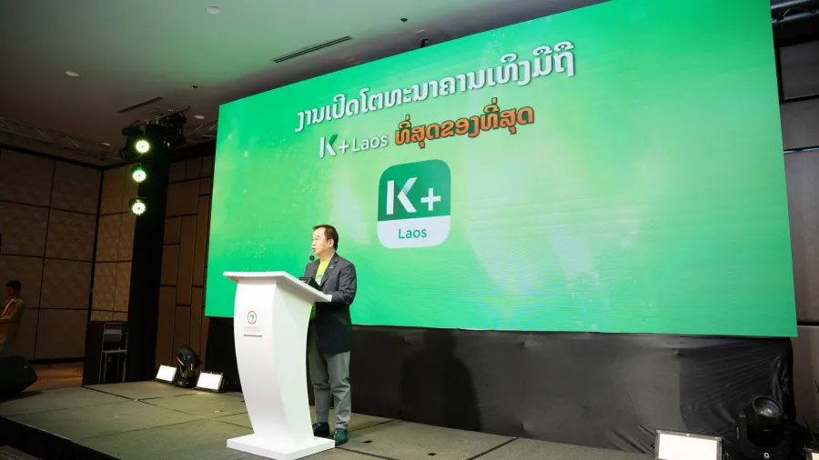 Mr. Pattanapong Tansomboon (fifth from left), Chairman of Board of Directors, KASIKORNTHAI BANK SOLE LIMITED.