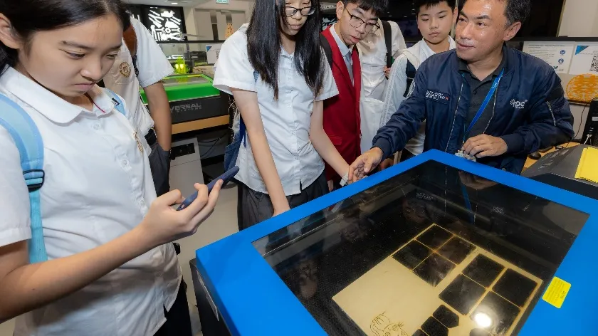 Students from ZWIE also visited HKPC Academy’s Inno Space, learning the application of laser cutting technology and software to make wooden key rings. (Photo from HKPC)