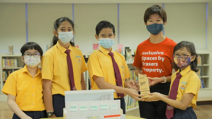 (From left to right) Yumin Primary School students Janelle Tan, Aria Gobindram, Aslam Syariq, and Fadiah Nabilah with Zheng Wanshi, Chief Strategy and Planning Officer of Frasers Property Limited.